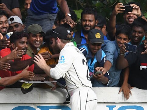Watch: Kane Williamson celebrates 29th birthday by eating cake brought by Sri Lankan fans in stands Watch: Kane Williamson celebrates 29th birthday by eating cake brought by Sri Lankan fans in stands