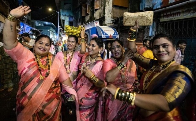 Ladies dress up in their finery and come geared up to dance, joining the <em>visarjan</em> celebrations of their beloved <em>Bappa</em>. Ladies dress up in their finery and come geared up to dance, joining the <em>visarjan</em> celebrations of their beloved <em>Bappa</em>.