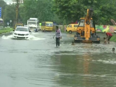 IMD predicts heavy rains in parts of Gujarat, Madhya Pradesh, Uttar Pradesh, West Bengal today; strong winds likely over southwest, west-central Arabian Sea IMD predicts heavy rains in parts of Gujarat, Madhya Pradesh, Uttar Pradesh, West Bengal today; strong winds likely over southwest, west-central Arabian Sea