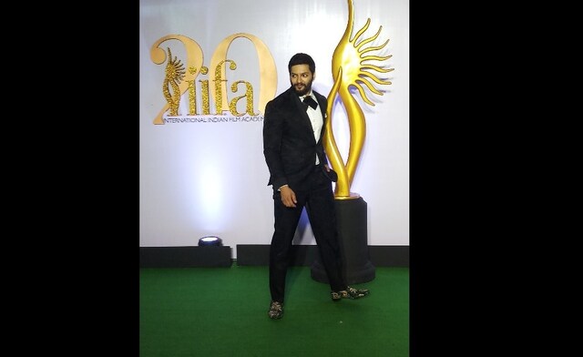 Ali Fazal poses for the paps at the green carpet of IIFA 2019 | Simran Singh Ali Fazal poses for the paps at the green carpet of IIFA 2019 | Simran Singh