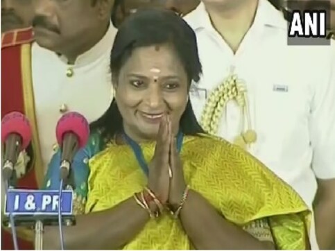 Tamilisai Soundararajan sworn in as first woman governor of Telangana; ex-Tamil Nadu BJP chief succeeds ESL Narasimhan Tamilisai Soundararajan sworn in as first woman governor of Telangana; ex-Tamil Nadu BJP chief succeeds ESL Narasimhan