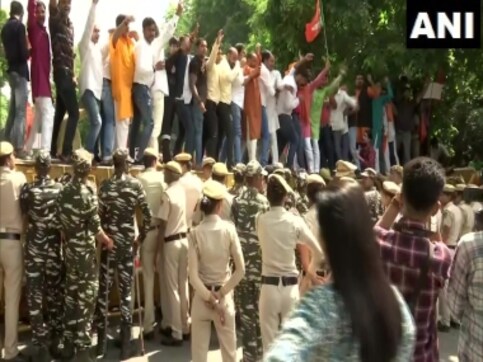 BJP workers protests outside Arvind Kejriwal's residence after AAP chief slams Manoj Tiwari for demanding NRC in Delhi BJP workers protests outside Arvind Kejriwal's residence after AAP chief slams Manoj Tiwari for demanding NRC in Delhi