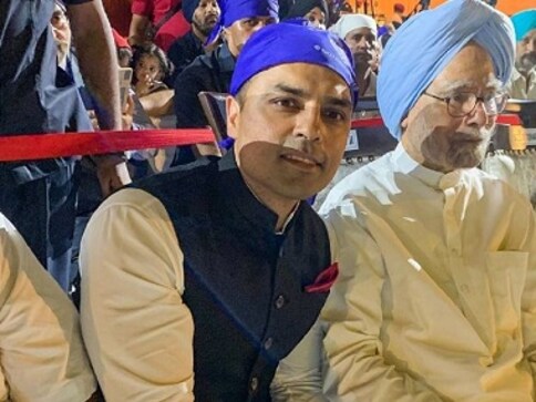 Gurbaksh Chahal honoured by DSGMC, shares the moment with former PM Manmohan Singh