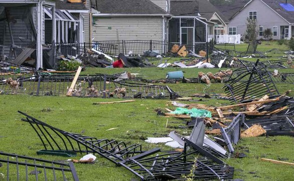 Hurricane Dorian: Residents of North Carolina's Outer Banks brace themselves as cyclone weakens to Category 1 storm Hurricane Dorian: Residents of North Carolina's Outer Banks brace themselves as cyclone weakens to Category 1 storm