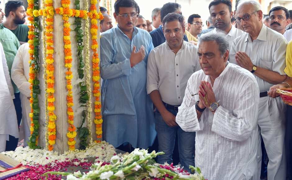 Senior advocate Mahesh Jethmalani paid his last respects to his father at the Lodhi Road Crematorium in New Delhi. He lit his father's funeral pyre at 5:30 pm on Sunday. PTI Senior advocate Mahesh Jethmalani paid his last respects to his father at the Lodhi Road Crematorium in New Delhi. He lit his father's funeral pyre at 5:30 pm on Sunday. PTI
