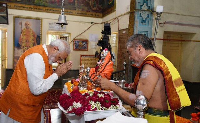 The prime minister also visited the temple of Lord Dattatreya at Garudeshwar village near Kevadiya and offered prayers. PIB The prime minister also visited the temple of Lord Dattatreya at Garudeshwar village near Kevadiya and offered prayers. PIB