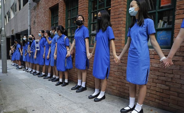 Hong Kong protests: After violent weekend clashes, students form human chains in support of anti-govt demonstrators Hong Kong protests: After violent weekend clashes, students form human chains in support of anti-govt demonstrators