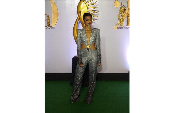 Radhika Apte dazzles in silver shimmery suit as she walks the green carpet of IIFA 2019 | Simran Singh Radhika Apte dazzles in silver shimmery suit as she walks the green carpet of IIFA 2019 | Simran Singh
