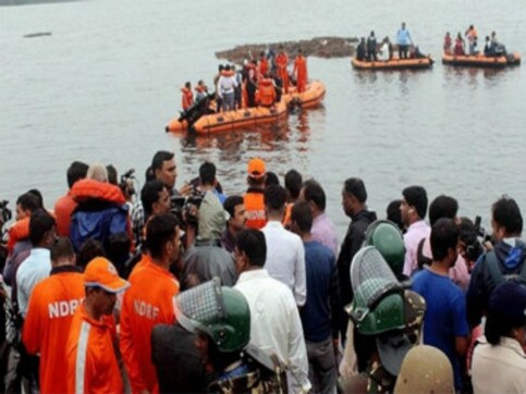 Godavari boat mishap: Jaganmohan Reddy announces Rs 10 lakh ex-gratia, directs officials to set up committee to investigate accident Godavari boat mishap: Jaganmohan Reddy announces Rs 10 lakh ex-gratia, directs officials to set up committee to investigate accident