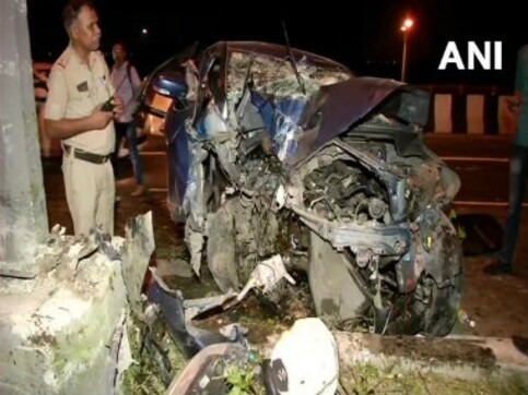 Three injured as overspeeding car hits divider in Delhi’s Mayur Vihar; police recover liquor bottles from accident spot Three injured as overspeeding car hits divider in Delhi’s Mayur Vihar; police recover liquor bottles from accident spot