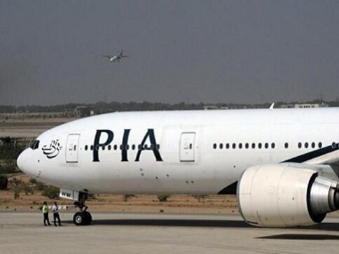 Jeddah-bound Pakistani commercial flight, with 200 passengers on board, makes emergency landing in Lahore after engine catches fire Jeddah-bound Pakistani commercial flight, with 200 passengers on board, makes emergency landing in Lahore after engine catches fire