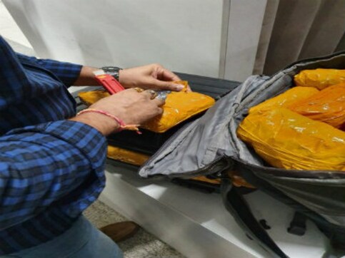 Three held at Delhi’s IGI Airport for trying to smuggle micro SD cards worth crores of rupees; probe by Customs officials underway Three held at Delhi’s IGI Airport for trying to smuggle micro SD cards worth crores of rupees; probe by Customs officials underway