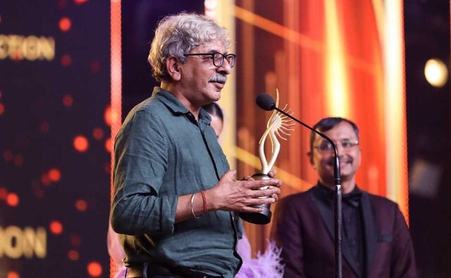 Sriram Raghavan on stage to accept Best Director award for Andhadhun. Image from Twitter @IIFA Sriram Raghavan on stage to accept Best Director award for Andhadhun. Image from Twitter @IIFA