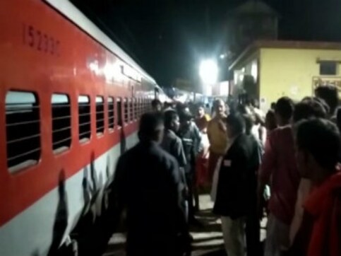 Darbhanga-Kolkata Express halts at Bihar’s Jhajha railway station as smoke engulfs two of train’s coaches; no casualties reported Darbhanga-Kolkata Express halts at Bihar’s Jhajha railway station as smoke engulfs two of train’s coaches; no casualties reported