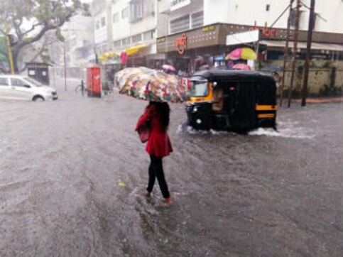 IMD predicts heavy rainfall for Gujarat, Odisha today; thunderstorms, lightning likely over Jharkhand, West Bengal, Sikkim IMD predicts heavy rainfall for Gujarat, Odisha today; thunderstorms, lightning likely over Jharkhand, West Bengal, Sikkim