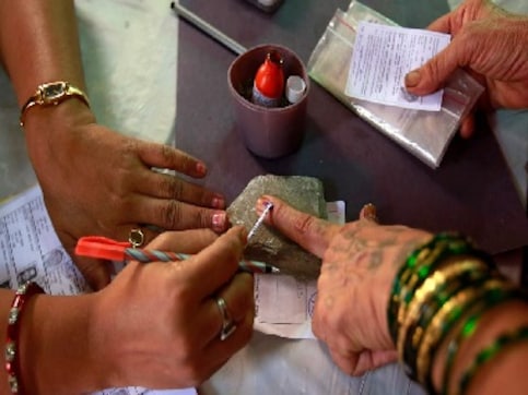 Maharashtra Assembly Election 2019, Gadchiroli profile: BJP pits sitting MLA Deorao Holi against Congress' Chanda Kodwate in Maoist-hit constituency Maharashtra Assembly Election 2019, Gadchiroli profile: BJP pits sitting MLA Deorao Holi against Congress' Chanda Kodwate in Maoist-hit constituency