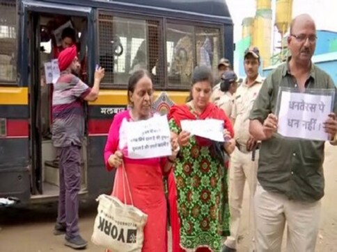 PMC Bank depositors detained for protesting near Maharashtra chief minister Devendra Fadnavis' residence, released later PMC Bank depositors detained for protesting near Maharashtra chief minister Devendra Fadnavis' residence, released later
