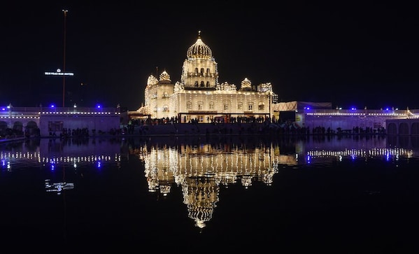 Narendra Modi, Amit Shah extend greetings to nation on Guru Nanak Jayanti; Sonia Gandhi says teachings of Sikhism founder cut across communal divide