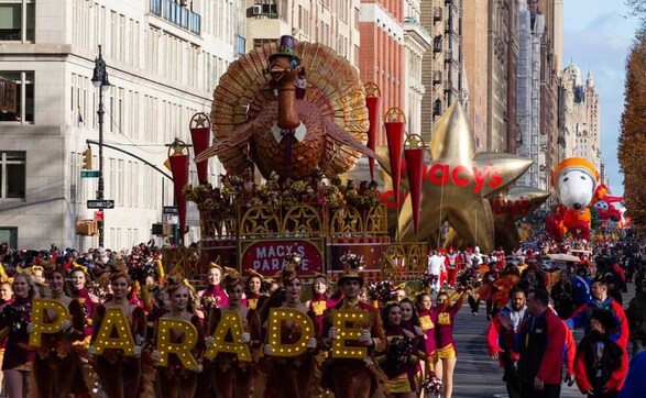 Macy’s Thanksgiving Day Parade: Despite wind scare, New Yorkers assemble to watch the giant balloons fly Macy’s Thanksgiving Day Parade: Despite wind scare, New Yorkers assemble to watch the giant balloons fly