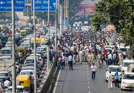 Delhi Police versus lawyers: Police commissioner urges cops to resume duty; protesters demand stern action following Tis Hazari clashes Delhi Police versus lawyers: Police commissioner urges cops to resume duty; protesters demand stern action following Tis Hazari clashes