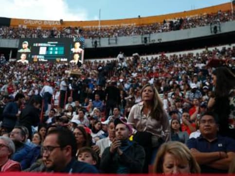 Roger Federer and Alexander Zverev break world attendance record in exhibition match in Mexico City Roger Federer and Alexander Zverev break world attendance record in exhibition match in Mexico City