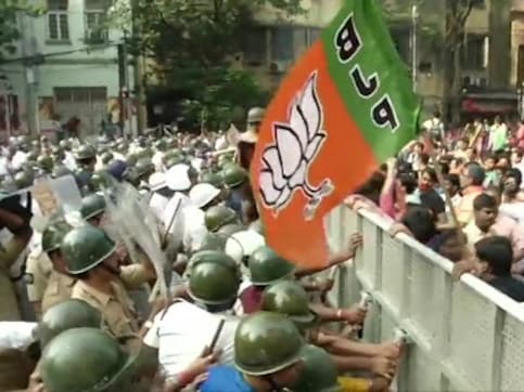 BJP workers clash with Kolkata Police at rally to protest spurt in dengue cases, several agitators detained BJP workers clash with Kolkata Police at rally to protest spurt in dengue cases, several agitators detained