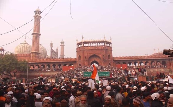 Anti-CAA protests at Jama Masjid: Thousands take to streets post afternoon prayers with Tricolour, read out Preamble to Constitution Anti-CAA protests at Jama Masjid: Thousands take to streets post afternoon prayers with Tricolour, read out Preamble to Constitution