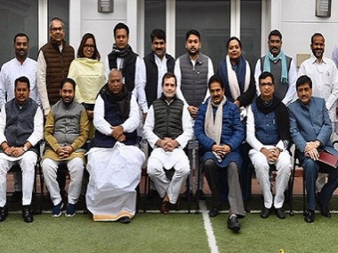 Rahul Gandhi meets Maharashtra Congress ministers in Delhi; Mallikarjun Kharge, KC Venugopal also attend meeting Rahul Gandhi meets Maharashtra Congress ministers in Delhi; Mallikarjun Kharge, KC Venugopal also attend meeting