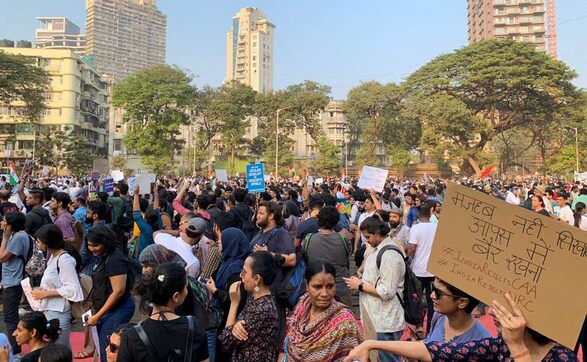 Anti-Citizenship Amendment Act protests: Thousands take to streets across country; clashes reported in UP, Karnataka Anti-Citizenship Amendment Act protests: Thousands take to streets across country; clashes reported in UP, Karnataka