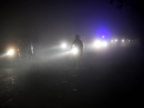 Cold wave across North India: Heavy fog in Delhi hits rail traffic, four flights diverted; schools in Haryana to remain shut on 30, 31 Dec Cold wave across North India: Heavy fog in Delhi hits rail traffic, four flights diverted; schools in Haryana to remain shut on 30, 31 Dec