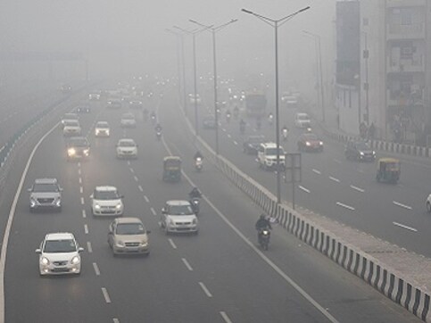 Delhi witnesses dense fog, records minimum temperature of seven degree Celsius; 22 trains running late in Northern Railway region Delhi witnesses dense fog, records minimum temperature of seven degree Celsius; 22 trains running late in Northern Railway region