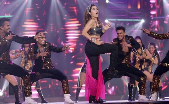 Umang 2020: SRK, Hrithik Roshan, Priyanka Chopra Jonas take to the stage for Mumbai Police's annual cultural festival Umang 2020: SRK, Hrithik Roshan, Priyanka Chopra Jonas take to the stage for Mumbai Police's annual cultural festival