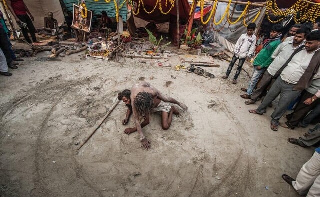 Sagar Island or Gangasagar lies at the mouth of the river Ganga, from where it drains into the Bay of Bengal. In this photo: During their short stay at the camp, devotees observe several acts that the sadhus perform. Sagar Island or Gangasagar lies at the mouth of the river Ganga, from where it drains into the Bay of Bengal. In this photo: During their short stay at the camp, devotees observe several acts that the sadhus perform.
