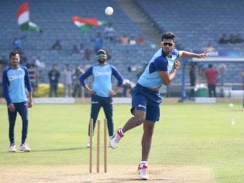 India vs Sri Lanka, 3rd T20I preview: Hosts may test bench strength as Islanders aim to bounce back in final game of series India vs Sri Lanka, 3rd T20I preview: Hosts may test bench strength as Islanders aim to bounce back in final game of series