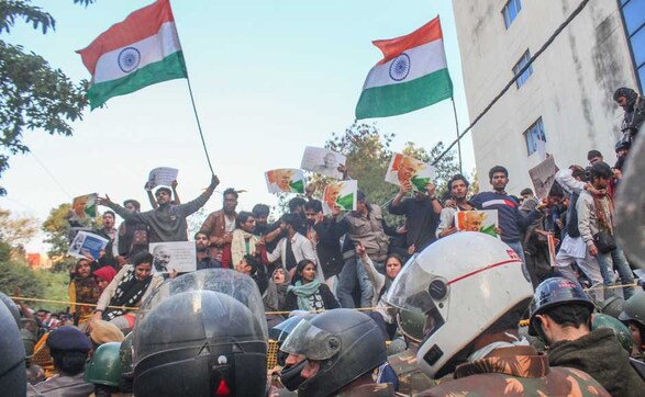 Jamia students face off with Delhi Police outside varsity after youth fires at protester during anti-CAA rally; all but one detainee released Jamia students face off with Delhi Police outside varsity after youth fires at protester during anti-CAA rally; all but one detainee released
