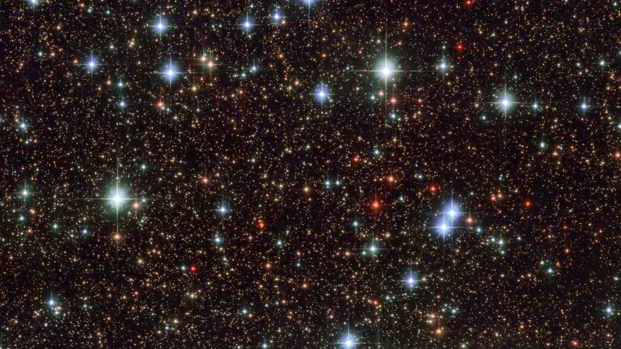 A star-studded view of the Milky Way galaxy was captured in 2016 by Hubble when it pointed its cameras towards the Sagittarius constellation. The stars with red hues are red dwarfs and are much cooler than the Sun. They are either at the end of its life or much smaller in mass. The blue hues indicate hot, young, or massive stars, many times the mass of the Sun. Image credit: ESA/Hubble A star-studded view of the Milky Way galaxy was captured in 2016 by Hubble when it pointed its cameras towards the Sagittarius constellation. The stars with red hues are red dwarfs and are much cooler than the Sun. They are either at the end of its life or much smaller in mass. The blue hues indicate hot, young, or massive stars, many times the mass of the Sun. Image credit: ESA/Hubble