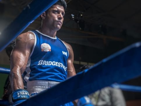 Toofan first look shows Farhan Akhtar as resolute boxer ready to take down opponents in upcoming sports drama Toofan first look shows Farhan Akhtar as resolute boxer ready to take down opponents in upcoming sports drama