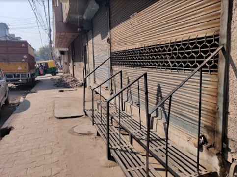 Delhi Election: Arvind Kejriwal faces stiff challenge to get 'habitual' BJP-voting traders to switch allegiance to AAP Delhi Election: Arvind Kejriwal faces stiff challenge to get 'habitual' BJP-voting traders to switch allegiance to AAP
