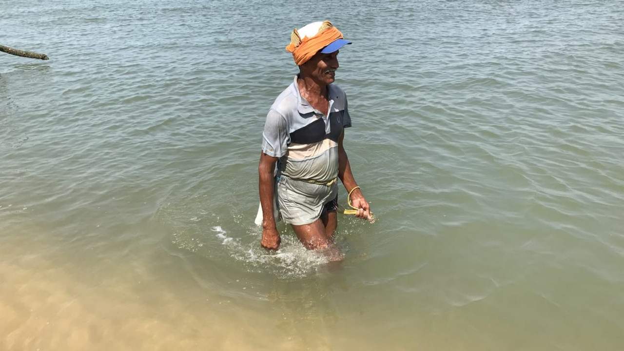 Surya Sailan waiting after casting his net. Photo by Supriya Vohra.