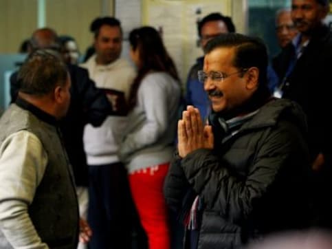 Arvind Kejriwal stakes claim to form govt, oath taking ceremony at 10 am on Sunday; AAP likely not to invite other leaders, politicians Arvind Kejriwal stakes claim to form govt, oath taking ceremony at 10 am on Sunday; AAP likely not to invite other leaders, politicians