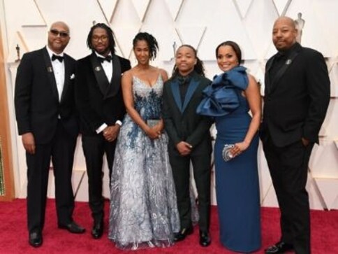 Oscars 2020: Hair Love director Matthew Cherry brings Deandre Arnold, teen told to cut dreadlocks, to Academy Awards Oscars 2020: Hair Love director Matthew Cherry brings Deandre Arnold, teen told to cut dreadlocks, to Academy Awards