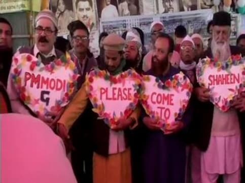Shaheen Bagh protesters hold heart-shaped cut-outs on Valentine's Day, urge PM to visit them Shaheen Bagh protesters hold heart-shaped cut-outs on Valentine's Day, urge PM to visit them