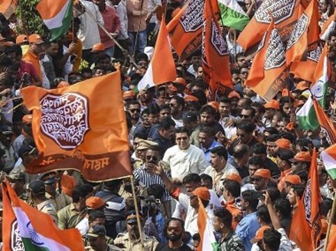 At MNS rally in Mumbai, Raj Thackeray warns anti-CAA, NRC protesters of befitting reply, demands eviction of 'Bangaldeshi inflitrators' At MNS rally in Mumbai, Raj Thackeray warns anti-CAA, NRC protesters of befitting reply, demands eviction of 'Bangaldeshi inflitrators'
