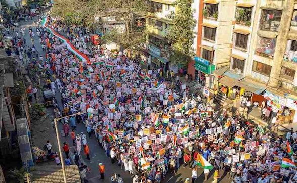 Anti-CAA protests spread across country as AASU forms human chain in Guwahati, stir in Amritsar and demonstration at 'Mumbai Bagh' enters eighth day Anti-CAA protests spread across country as AASU forms human chain in Guwahati, stir in Amritsar and demonstration at 'Mumbai Bagh' enters eighth day