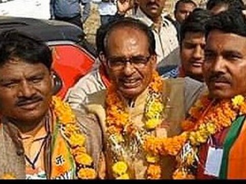 Politics heats up over MP lynching: BJP blames Kamal Nath govt; Congress releases pic of arrested sarpanch with Shivraj Singh Chouhan Politics heats up over MP lynching: BJP blames Kamal Nath govt; Congress releases pic of arrested sarpanch with Shivraj Singh Chouhan