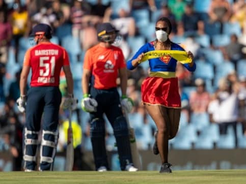 South Africa vs England: Wonder Woman, Superman interrupt third T20I in climate protest at SuperSport Park South Africa vs England: Wonder Woman, Superman interrupt third T20I in climate protest at SuperSport Park
