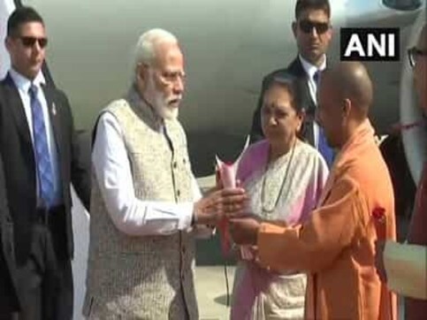 Narendra Modi in Varanasi: Prime Minister unveils 63-foot statue of Deendayal Upadhyaya, flags off IRCTC's 'Maha Kaal Express' Narendra Modi in Varanasi: Prime Minister unveils 63-foot statue of Deendayal Upadhyaya, flags off IRCTC's 'Maha Kaal Express'
