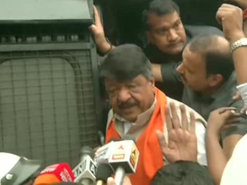 Kolkata Police takes Kailash Vijayvargiya, other BJP leaders taken into preventive custody before pro-CAA rally in Talligunge Phari Kolkata Police takes Kailash Vijayvargiya, other BJP leaders taken into preventive custody before pro-CAA rally in Talligunge Phari