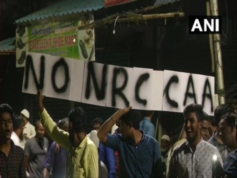 Anti-CAA protest in Chennai snowballs into chaos, four cops injured; Opposition, including DMK, condemn police force against agitators Anti-CAA protest in Chennai snowballs into chaos, four cops injured; Opposition, including DMK, condemn police force against agitators