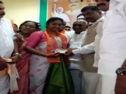 Slain forest brigand Veerappan's daughter Vidya Rani joins BJP, says she wants to take Narendra Modi's schemes to the people Slain forest brigand Veerappan's daughter Vidya Rani joins BJP, says she wants to take Narendra Modi's schemes to the people